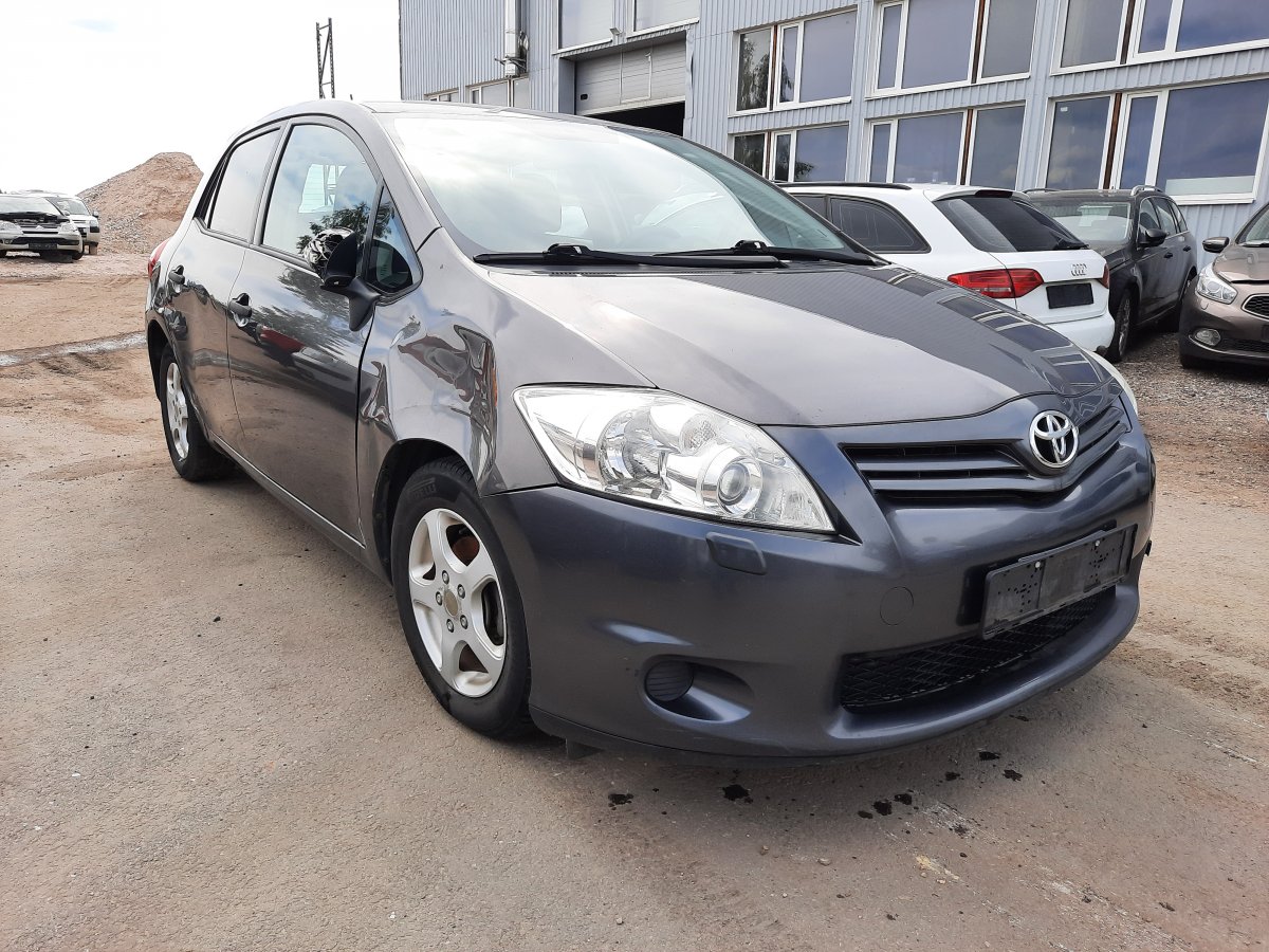 Замена передних и задних стоек стабилизатора на Toyota Auris E15